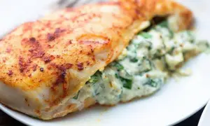 Pieczony filet rybny z nadzieniem szpinakowo-serowym. Zdrowe i smaczne danie, idealne na obiad dla cukrzyka.