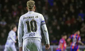 Neymar Jr, numer 10, gra jako napastnik. Jego charakterystyczna fryzura i opaska na ramieniu wskazują na jego pozycję na boisku.