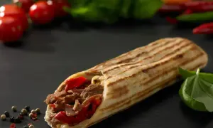 Pyszny kebab z mięsem i papryką, idealny na szybki posiłek. Zastanawiasz się, ile kosztuje kebab?
