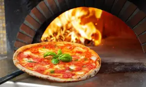 Ile waży pizza 32 cm? Zaskakujące różnice w wadze i kaloriach