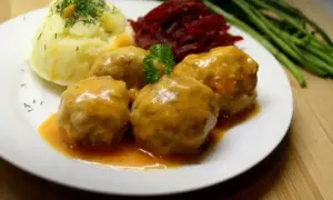 Pulpety w sosie pomidorowym, podane z purée ziemniaczanym i buraczkami. Pyszny, domowy obiad.