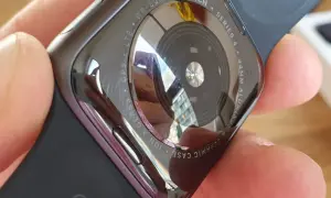 Tył Apple Watch Series 4 z technologią eSIM, widoczny w dłoni.