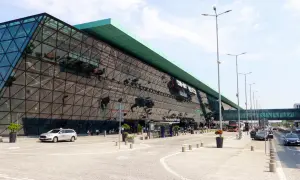 Nowoczesny terminal lotniska w Krakowie. Odpowiedź na pytanie, ile jest lotnisk w Krakowie, brzmi: jedno.