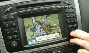 Gdzie zaktualizować nawigację? Na ekranie systemu multimedialnego samochodu widać mapę z trasą.