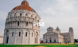 Visiter Pise : le baptistère, la cathédrale et la célèbre tour penchée se dressent sur la Piazza dei Miracoli.