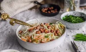 Ein köstlicher Krautsalat mit karamellisierten Speckwürfeln und frischer Petersilie. Perfekt als Beilage oder leichtes Hauptgericht.