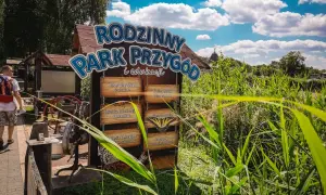 Rodzinny Park Przygód i Edukacji w Ostrowie Wielkopolskim, oferujący atlas grzybów, ścieżki edukacyjne i zagrody ze zwierzętami.