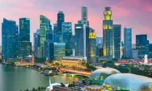 Wieżowce w Singapurze o zachodzie słońca. Czy Singapur to państwo? Tak, to nowoczesne państwo-miasto z imponującą panoramą.