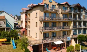 Hotel Neptun w Jastrzębiej Górze z placem zabaw i widokiem na morze.