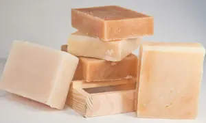 Kilka kostek naturalnego mydła, które świetnie sprawdzą się do codziennej pielęgnacji. Szare mydło na co pomaga? Na wszystko, co potrzebuje delikatnego oczyszczenia.