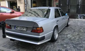 Silver Mercedes Hammer AMG, en klassiker på kullerstensgata.