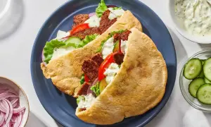 Dwa pyszne kebaby w picie z soczystym mięsem, świeżymi warzywami i kremowym sosem. Idealne na szybki lunch!