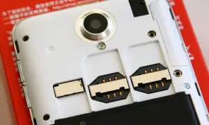 Le téléphone avec deux emplacements pour carte SIM montre ce que dual SIM c'est quoi. Il permet d'utiliser deux numéros sur un seul appareil.