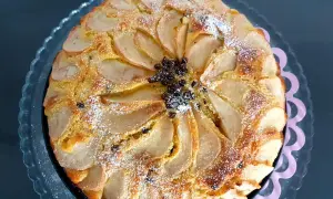 Torta ricotta e pere, ricetta originale napoletana, con fette di pera disposte a raggiera e spolverata di zucchero a velo.