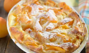 Un délicieux clafoutis aux abricots, comme le faisait grand-mère. Une recette simple et gourmande pour un dessert fruité.