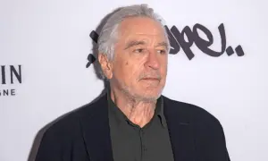 Robert De Niro, ikona kina, w czarnym swetrze i marynarce. Jego filmy to klasyka gatunku.