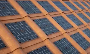 Tegole solari integrate su un tetto di tegole rosse, catturano l'energia del sole per un futuro sostenibile.