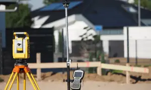 Precyzyjny tachimet i odbiornik GPS – to, co potrzebuje geodeta do wytyczenia działki.
