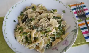 Makaron farfalle z tuńczykiem, szpinakiem i natką pietruszki w kremowym sosie.