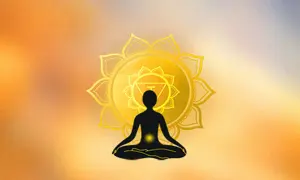 Silueta humana meditando, con el chakra del plexo solar activado en amarillo brillante, rodeado por un loto dorado.