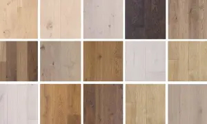 Variedad de tablones de madera de roble en distintos tonos, desde claros hasta oscuros, mostrando la belleza natural del color roble madera.
