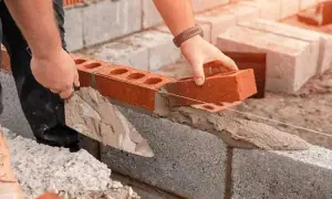 Ile wody do zaprawy murarskiej? Proporcje, błędy i wpływ na jakość muru