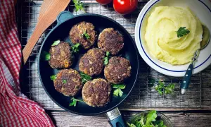 Herzhafte Frikadellen, frisch gebraten, serviert mit cremigem Kartoffelpüree. Ein klassisches Frikadellen Rezept für Genießer.