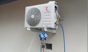 Jednostka zewnętrzna klimatyzatora Rotenso z manometrami i przewodami.
