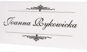 Elegancka winietka z imieniem "Joanna Bykowicz" ozdobiona ornamentami. Idealna inspiracja, jak zrobić winietki na przyjęcie.