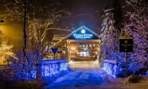 Zimowy, ośnieżony Czarny Potok Resort zaprasza na święta. Idealne miejsce, gdzie pojechać na święta bożego narodzenia w Polsce.