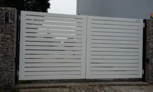 Nowoczesna, biała brama z poziomymi lamelami. Po lewej stronie widoczny enkoder, co to za urządzenie?