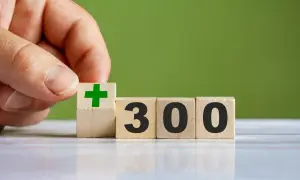 Dłoń układa kostkę z zielonym plusem obok kostek z napisem 300. Czy to 300 plus do jakiego wieku?