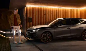 Man laddar en mörk kombi, en phev betyder att den kan köras på både el och bensin.
