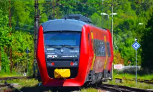 Czerwony pociąg SKPL "Marek" na torach, gotowy do podróży. Sprawdź pociąg zamość - kraków rozkład i wyrusz w drogę!
