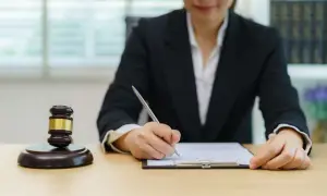 Kto to jest notariusz i jakie ma obowiązki w Twoim życiu?