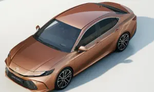 Nowy Toyota Camry 2025 cena: stylowy, miedziany sedan hybrydowy z nowoczesnym designem.
