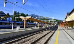 Pociąg PKP Intercity czeka na peronie w Zakopanem. Bezpośredni pociąg z Kielc do Zakopanego to idealny sposób na podróż w góry.