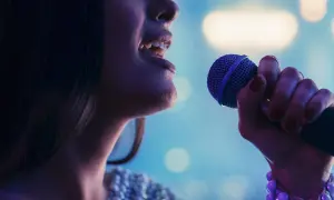 Kobieta śpiewa do mikrofonu. Czy to playback? Nie, czuć emocje w jej głosie.