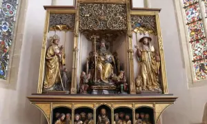 Der Isenheimer Altar in Colmar zeigt eine prächtige Skulpturengruppe mit Heiligenfiguren und Szenen aus dem Leben Christi.