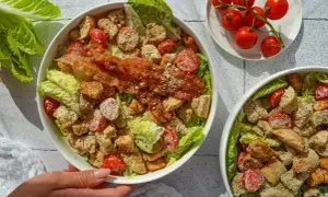 Ile kcal ma sałatka z kurczakiem? Zaskakujące wartości kaloryczne!