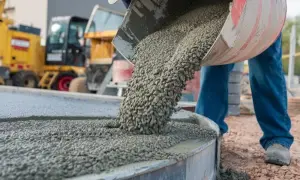 Czy suchy beton trzeba polewać? Praktyczne wskazówki i zagrożenia przy utwardzaniu
