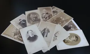 Un tas de vieilles photos de famille, un trésor pour un site pour connaitre ses origines.