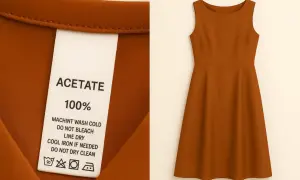 Brązowa sukienka z **acetate materiału po polsku**. Metka informuje o składzie i sposobie pielęgnacji.
