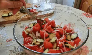 Pyszna sałatka z pomidorów i grillowanego bakłażana, idealna do letniego grilla.