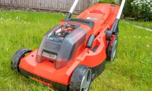 Jaka kosiarka akumulatorowa? Wybierz idealną dla Twojego ogrodu!