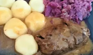 Rolada śląska w sosie, podana z kluskami śląskimi i czerwoną kapustą. Pyszny, tradycyjny obiad.