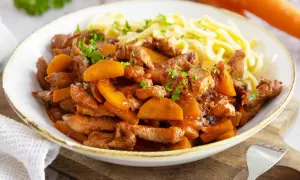 Herzhaftes Putengulasch mit Spätzle, ein köstliches Rezept für ein deftiges Essen.