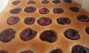 Puszyste ciasto z czereśniami, z widocznymi połówkami owoców zatopionymi w złocistym cieście. Idealne na letnie popołudnie.