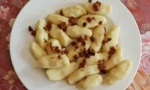 Pyszne kopytka z boczkiem, idealne na obiad. Dowiedz się, jak zrobić dobre kopytka!
