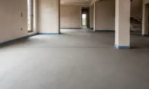 Surowy betonowy strop z widoczną linią dylatacji, przygotowany do dalszych prac wykończeniowych.